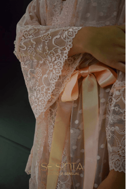 Robe Rendado com detalhe Cinto de cetim - Tamanho Único - Rose